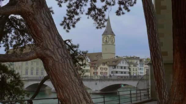 Ιστορική περιοχή της Ζυρίχης στην Ελβετία- ZURICH, ΕΛΒΕΤΙΑ - 15 Ιουλίου 2020 — Αρχείο Βίντεο