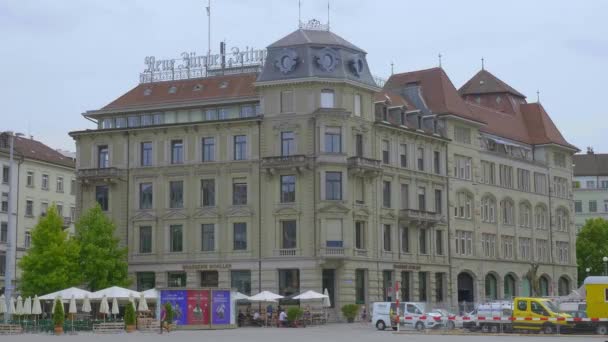 Building of Zurich újság nevű Neue Zuricher Zeitung - ZURICH, SWITZERLAND - Július 15, 2020 — Stock videók