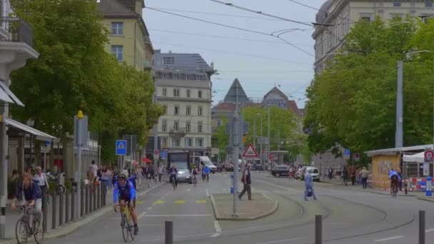 Vue sur la rue dans la ville de Zurich Suisse- ZURICH, SUISSE - 15 JUILLET 2020 — Video