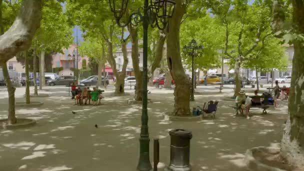 Pessoas jogando Boule em Saint Tropez- ST TROPEZ, FRANÇA - JULHO 13, 2020 — Vídeo de Stock