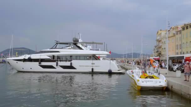 Lyxjakter i hamnen i Saint Tropez - ST TROPEZ, Frankrike - 13 juli 2020 — Stockvideo