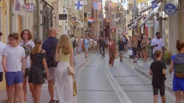 Turister som vandrar genom staden Saint Tropez- ST TROPEZ, FRANKRIKE - 13 juli 2020 — Stockvideo