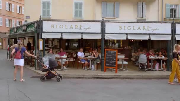 Saint Tropez-ST TROPEZ港口的酒吧和餐馆，法国，法国，7月13日，2020年 — 图库视频影像