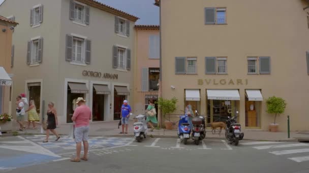 Bvlgari och Armani - Lyx butiker av alla kända designers i Saint Tropez- ST TROPEZ, FRANKRIKE - 13 juli. 2020 — Stockvideo