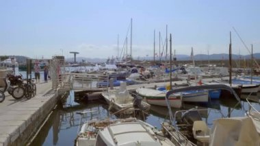 Saint Tropez Limanı turistler için popüler bir yerdir. St. TROPEZ, FRANCE - 13 Temmuz 2020