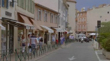Saint Tropez 'deki tüm ünlü tasarımcıların lüks mağazaları. St. TROPEZ, FRANCE - 13 Temmuz. 2020