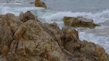 Akdeniz 'de dalgalar kayalara çarpıyor