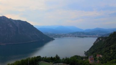 İsviçre 'deki Lugano Gölü üzerinde hava manzarası - akşam manzarası