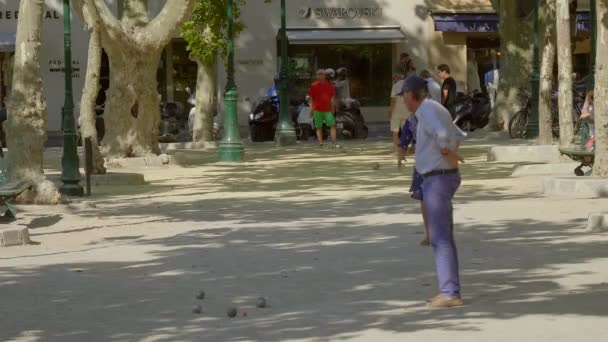 Personer som spelar Boule i Saint Tropez- ST TROPEZ, FRANKRIKE - 13 juli 2020 — Stockvideo