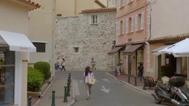 Turistas caminando por la ciudad de Saint Tropez- ST TROPEZ, FRANCIA - 13 DE JULIO DE 2020 — Vídeo de stock