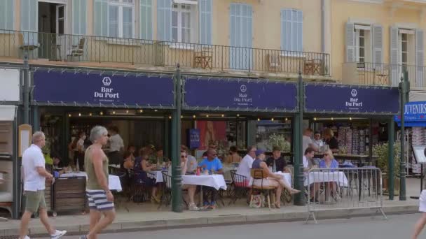 Barer och restauranger i hamnen i Saint Tropez- ST TROPEZ, FRANKRIKE - 13 juli 2020 — Stockvideo