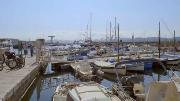 Der Hafen von Saint Tropez ist ein beliebter Ort für Touristen - ST TROPEZ, FRANKREICH - 13. JULI 2020 — Stockvideo