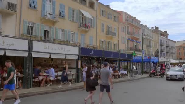 Barer och restauranger i hamnen i Saint Tropez- ST TROPEZ, FRANKRIKE - 13 juli 2020 — Stockvideo