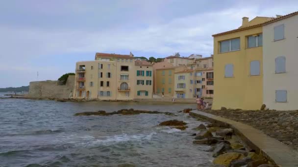 Den historiska stadsdelen Saint Tropez- ST TROPEZ, FRANKRIKE - 13 juli. 2020 — Stockvideo