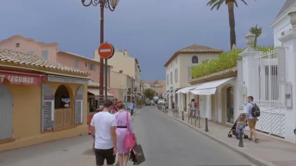 Turister som vandrar genom staden Saint Tropez- ST TROPEZ, FRANKRIKE - 13 juli 2020 — Stockvideo