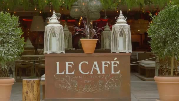 Krásná kavárna v Saint Tropez-ST TROPEZ. FRANCIE - 13. června 2020 — Stock video