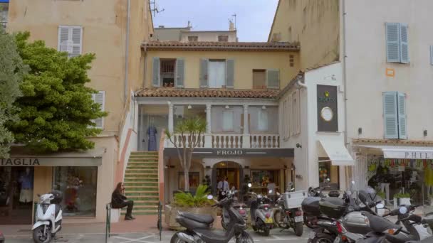 Saint Tropez 'deki tüm ünlü tasarımcıların lüks mağazaları. St. TROPEZ, FRANCE - 13 Temmuz. 2020 — Stok video