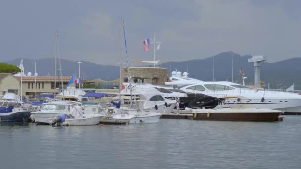 Der Hafen von Saint Tropez ist ein beliebter Ort für Touristen - ST TROPEZ, FRANKREICH - 13. JULI 2020 — Stockvideo