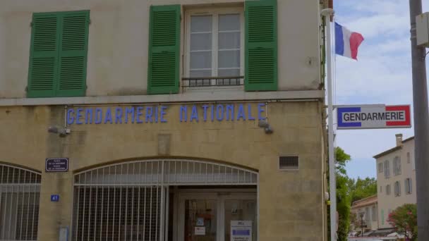 Lokaal politiebureau in de stad Saint Tropez- ST TROPEZ, FRANKRIJK - 13 juli 2020 — Stockvideo
