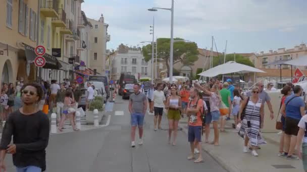 Der Hafen von Saint Tropez ist ein beliebter Ort für Touristen - ST TROPEZ, FRANKREICH - 13. JULI 2020 — Stockvideo