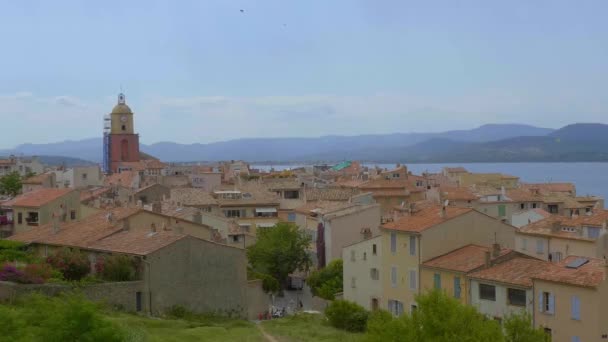 Luchtfoto over de stad Saint Tropez historische wijk - ST TROPEZ, FRANKRIJK - JULI 13, 2020 — Stockvideo