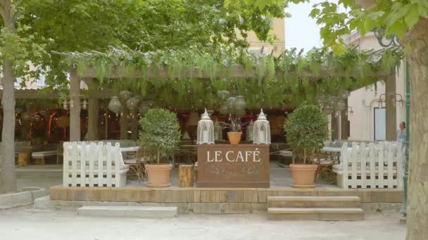 Vackert café i Saint Tropez- ST TROPEZ. FRANKRIKE - 13 juli 2020 — Stockvideo