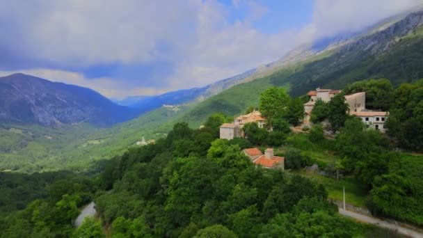 Pequeño pueblo de montaña en los Alpes franceses — Vídeo de stock