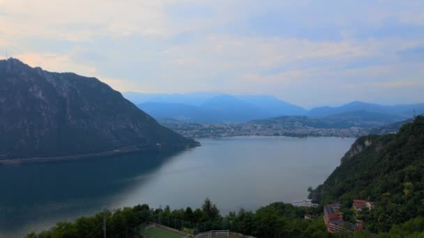 Letecký výhled na jezero Lugano ve Švýcarsku - večerní pohled — Stock video