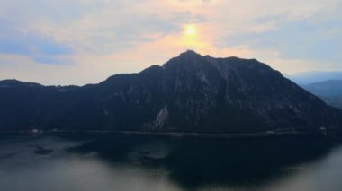 İsviçre 'deki Lugano Gölü üzerinde hava manzarası - akşam manzarası