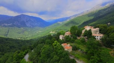 Fransız Alplerinde küçük bir dağ köyü