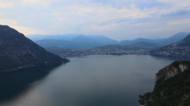 İsviçre 'deki Lugano Gölü üzerinde hava manzarası - akşam manzarası