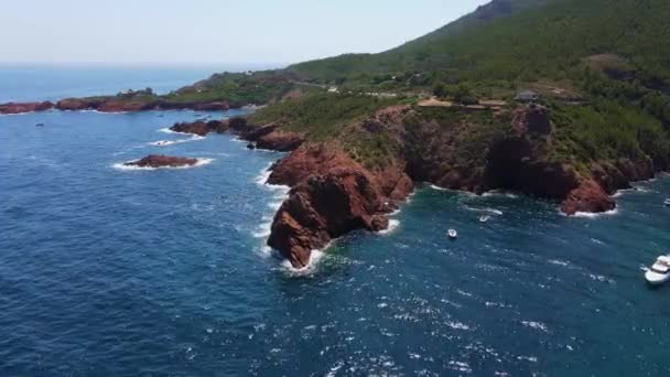 Increíble vista aérea sobre Cap Roux en Francia en la Costa Azul — Vídeos de Stock