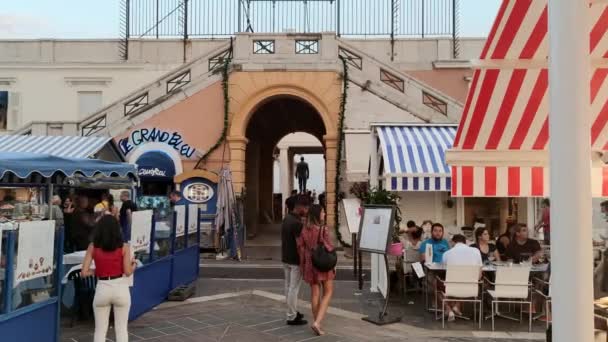 Das historische Viertel von Nizza ist ein geschäftiger Ort - NICE, FRANKREICH - 12. JULI 2020 — Stockvideo