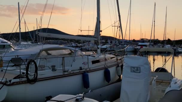 Sainte Maximes hamn på kvällen - ST MAXIME, FRANKRIKE - 13 juli 2020 — Stockvideo