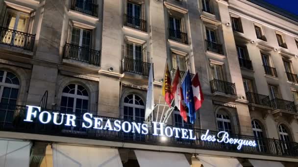 Four Seasons Hotel em Genebra à noite - GENEVA, SUÍÇA - 9 de julho de 2020 — Vídeo de Stock