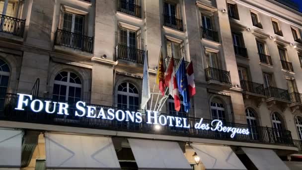 Four Seasons Hotel i Geneve på natten - GENEVA, SWITZERLAND - 9 juli 2020 — Stockvideo