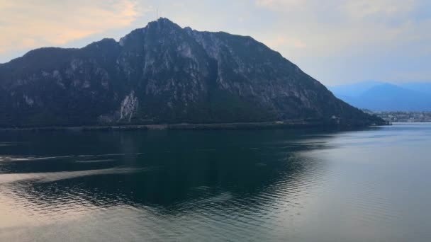 İsviçre 'deki Lugano Gölü üzerinde hava manzarası - akşam manzarası — Stok video