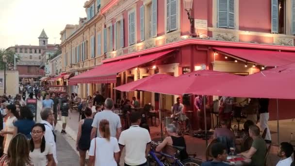 Il quartiere storico di Nizza è un luogo trafficato- NICE, FRANCIA - 12 LUGLIO 2020 — Video Stock