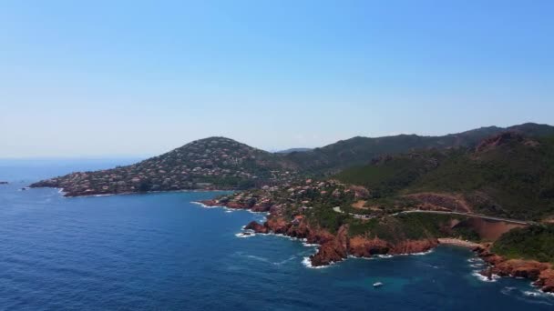 Vista aérea incrível sobre Cap Roux na França na Cote D Azur — Vídeo de Stock