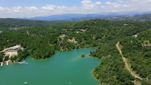 Uitzicht over het meer van Sainte Croix in de Franse Alpen bij Verdon Canyon — Stockvideo