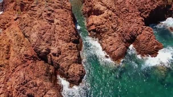 Increíble vista aérea sobre Cap Roux en Francia en la Costa Azul — Vídeos de Stock