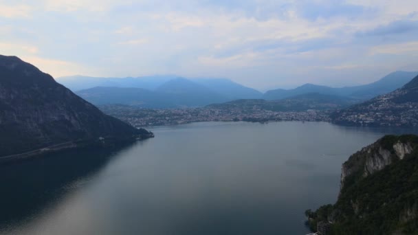 Vue aérienne sur le lac de Lugano en Suisse - vue du soir — Video