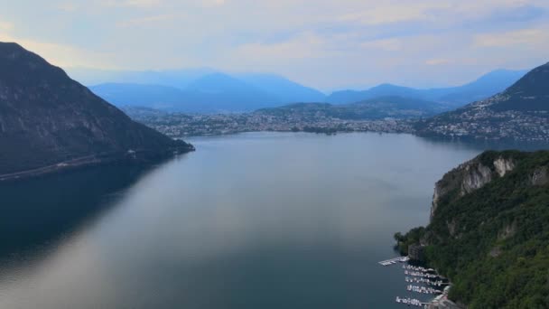 Luftaufnahme über den Luganersee in der Schweiz - Abendaufnahme — Stockvideo