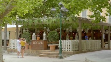 Saint Tropez 'deki güzel kafe. St. TROPEZ. FRANSA - 13 Temmuz 2020