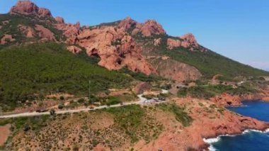 Fransa 'da Cote D Azur' da Cap Roux 'da inanılmaz bir hava manzarası var.