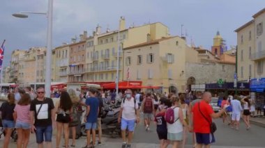 Aziz Tropez şehrinde yürüyen turistler - Aziz TROPEZ, FRANSA - 13 Temmuz 2020