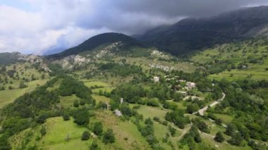 Fransız Alpleri üzerinde inanılmaz bir hava manzarası.