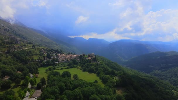 Pequena aldeia de montanha nos Alpes Franceses — Vídeo de Stock