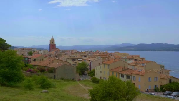 Légi kilátás a város Saint Tropez történelmi kerület - ST TROPEZ, Franciaország - Július 13, 2020 — Stock videók