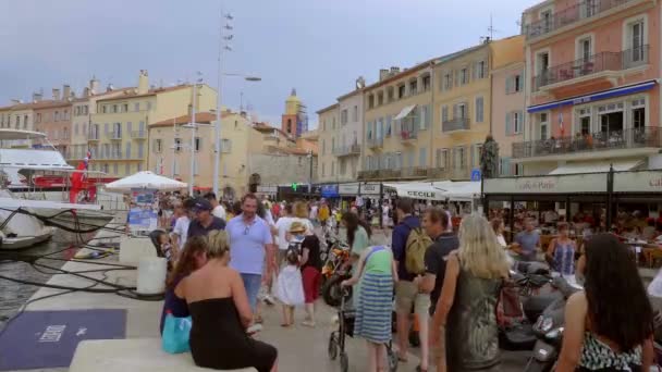 Der Hafen von Saint Tropez ist ein beliebter Ort für Touristen - ST TROPEZ, FRANKREICH - 13. JULI 2020 — Stockvideo